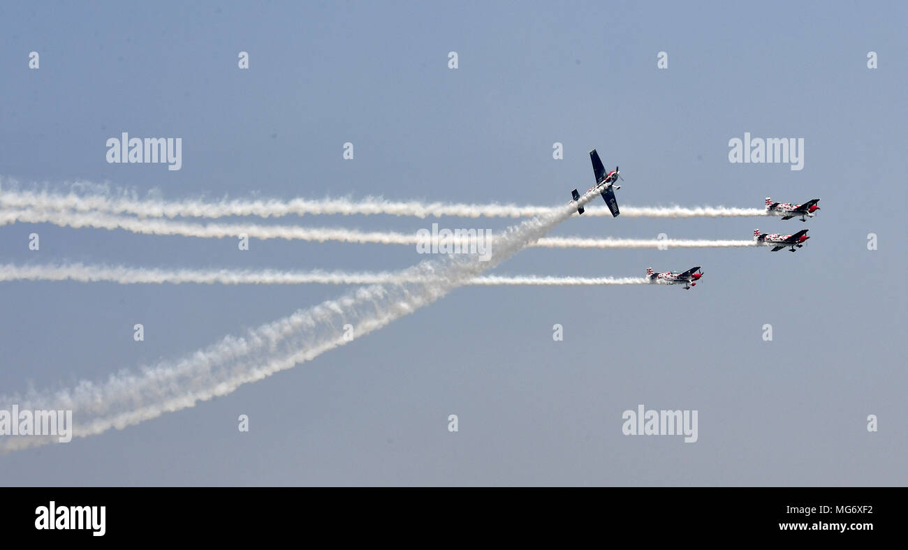 Zhengzhou, Provinz Henan in China. 27 Apr, 2018. Kunstflug Flugzeuge fliegen während einer Leistung in Zhengzhou Air Show 2018 in Zhengzhou, Hauptstadt der zentralchinesischen Provinz Henan, 27. April 2018. Die Zhengzhou Air Show 2018 trat weg hier am Freitag. Credit: Feng Dapeng/Xinhua/Alamy leben Nachrichten Stockfoto