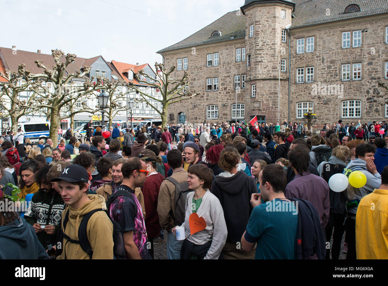 27 April 2018, Deutschland, Witzenhausen: Teilnehmer eines Street Festival von der Arbeitsgruppe "aslyum' am Marktplatz. Eine eskalierte Polizeieinsatz bei einem Protest gegen die Abschiebung von einem Syrischen hat nun rechtliche Konsequenzen und wird die Untersuchungen der Staatsanwaltschaft Gesicht. Foto: Swen Pförtner/dpa Stockfoto