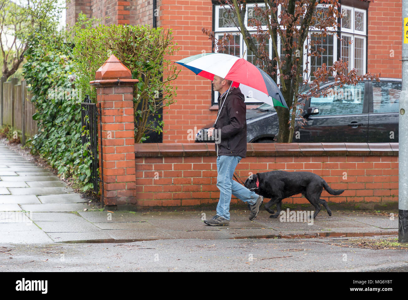 Stockton Heide Dorf. 27 Apr, 2018. UK Wetter: Wetter. Käufer Spaziergang durch die Cheshire Dorf Stockton Heide bei einem WOLKENBRUCH am Nachmittag des 27. April 2018 Credit: John Hopkins/Alamy leben Nachrichten Stockfoto