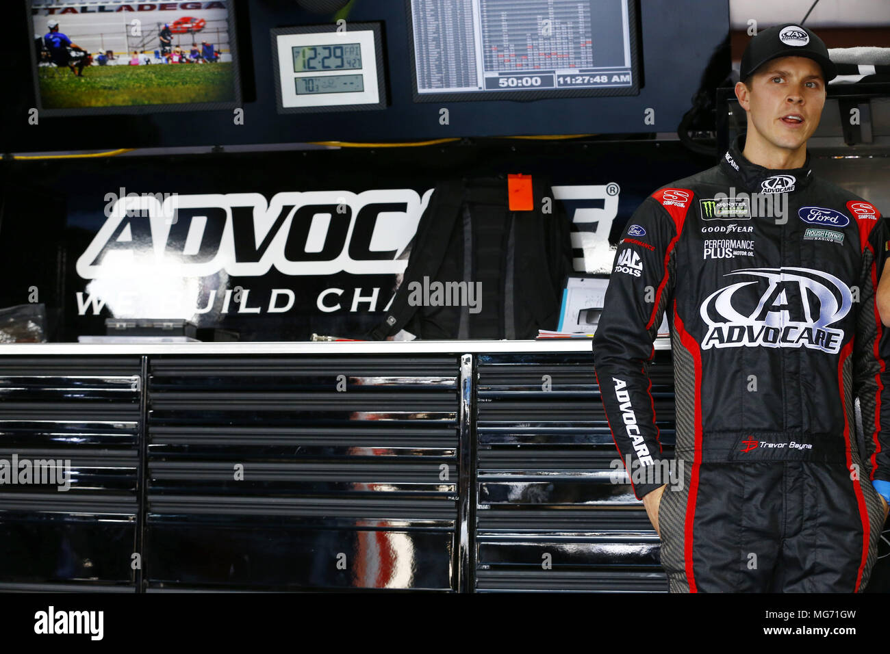 Talladega, Alabama, USA. 27 Apr, 2018. Trevor Bayne (6) hängt in der Garage während der Praxis für das geico 500 bei Talladega Superspeedway in Talladega, Alabama. Quelle: Chris Owens Asp Inc/ASP/ZUMA Draht/Alamy leben Nachrichten Stockfoto