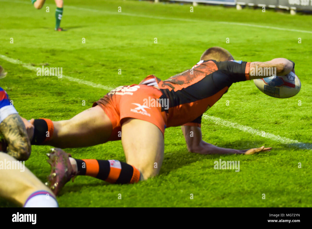 27.April 2018, Flicken - A - Schlauch Dschungel, Castleford, England; Betfred Super League Rugby, Castleford Tiger v Wakefield Trinity; Castleford Tiger' Greg Minikin erreicht für die Versuchen Stockfoto