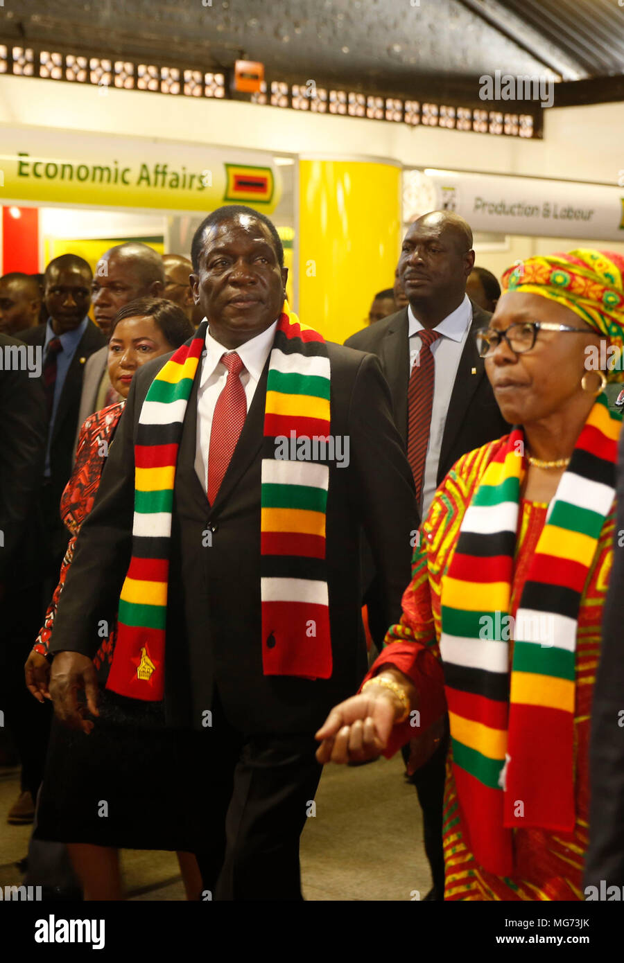Bulawayo, Simbabwe. 27 Apr, 2018. Simbabwes Präsident Emmerson Mnangagwa (L, Vorderseite) besucht die 59. Ausgabe des Simbabwe Internationale Fachmesse (ZITF) in Bulawayo, Simbabwe, 27. April 2018. Simbabwes Präsident Emmerson Mnangagwa hat öffentliche Beamte gedrängt, eine neue Kultur der Erleichterung der wirtschaftlichen Wachstum im Land zu übernehmen, Warnung, dass inkompetente Leute werden nicht in die neue politische Heilszeit toleriert werden. Credit: Shaun Jusa/Xinhua/Alamy leben Nachrichten Stockfoto
