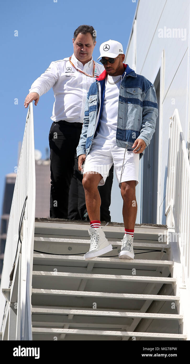 26.04.2018, Baku Stadtkurs, Baku, Aserbaidschan 2018 Formel 1 Grand Prix, 27. - 29.04.2018, im Bild Lewis Hamilton (GB #44), MERCEDES AMG PETRONAS Formel 1 Team, Ron Meadows (Mercedes) Foto: Cronos/Hasan Bratic Stockfoto
