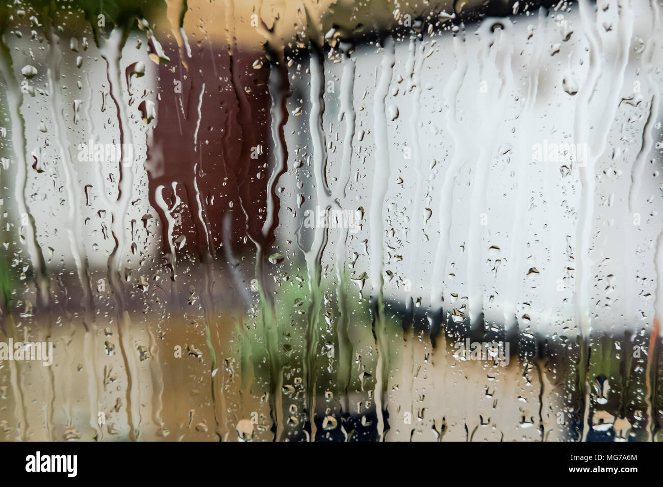 Innenansicht einer Seitenscheibe eines Autos, außerhalb suchen. Das Fenster zeigt die Wassertropfen, die nach einer sehr schweren Regenguß. Stockfoto