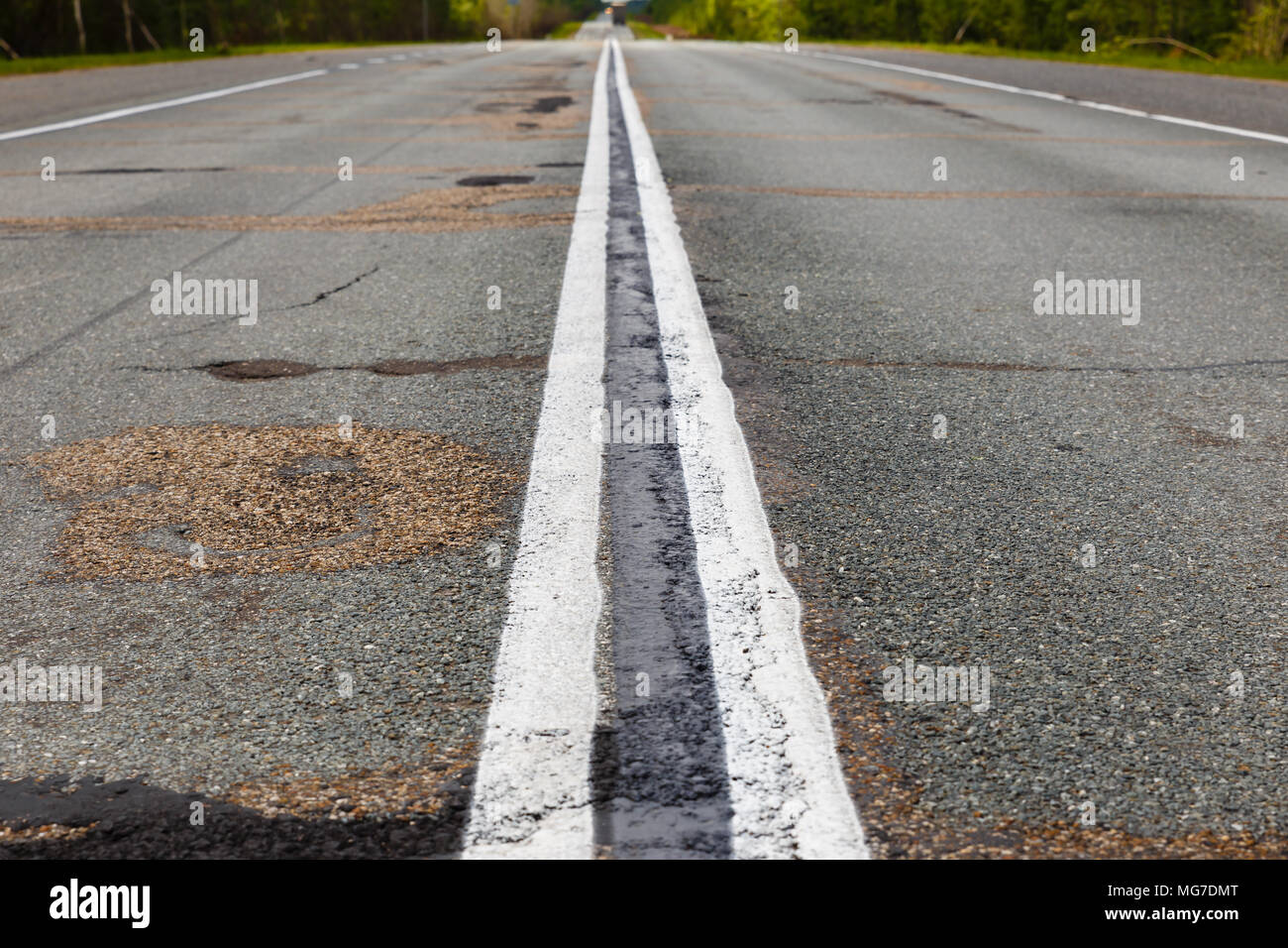 Weiß Doppel kontinuierlichen Streifen auf den Asphalt. Stockfoto