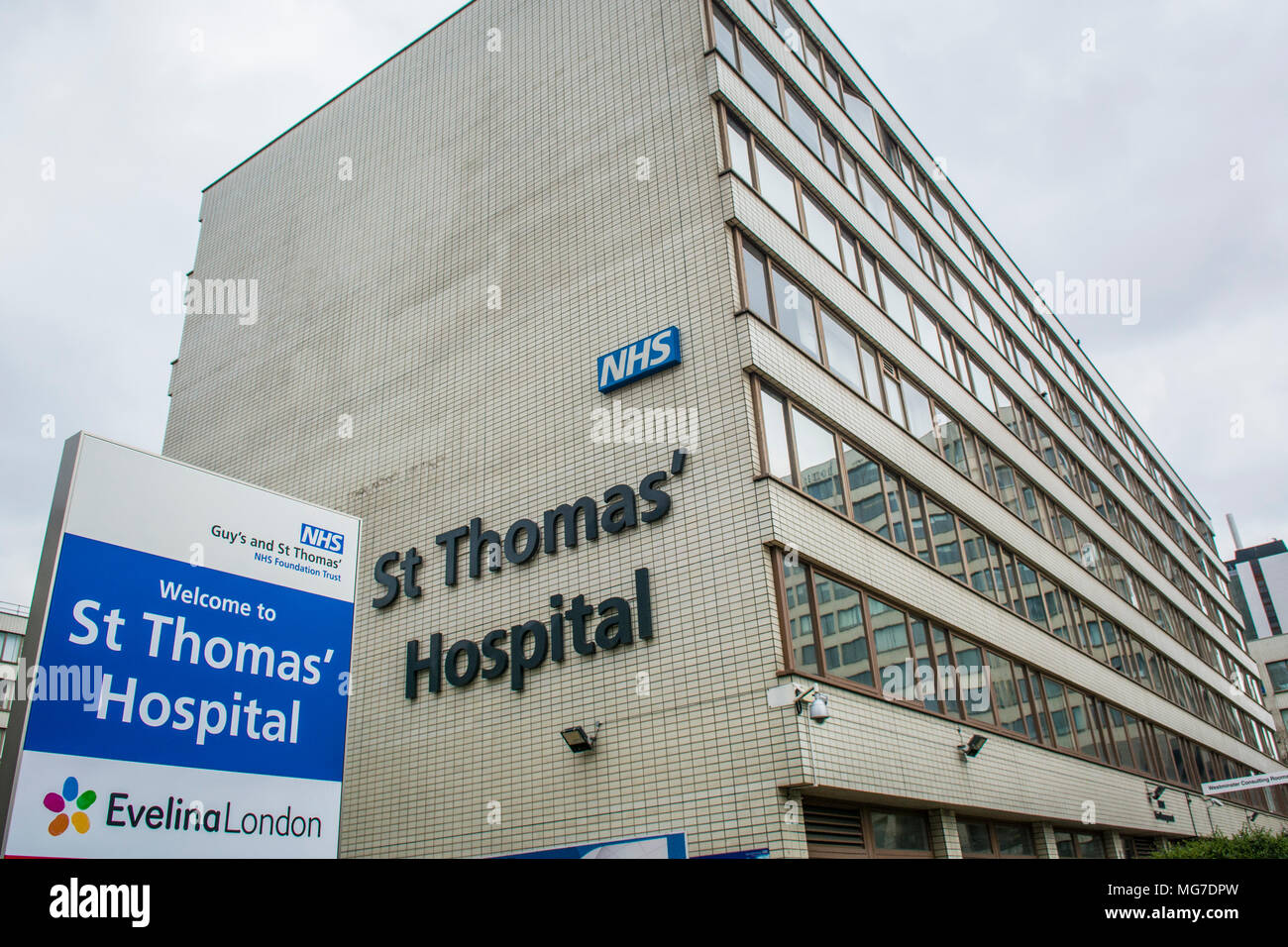 Außen- und Beschilderung von St. Thomas Hospital, einem großen NHS Teaching Hospital, Westminster, Brücke in London Stockfoto