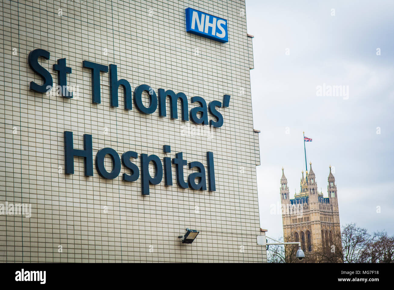 St Thomas Krankenhaus gründen und Häuser des Parlaments, einen großen NHS Teaching Hospital, Westminster, Brücke in London Stockfoto