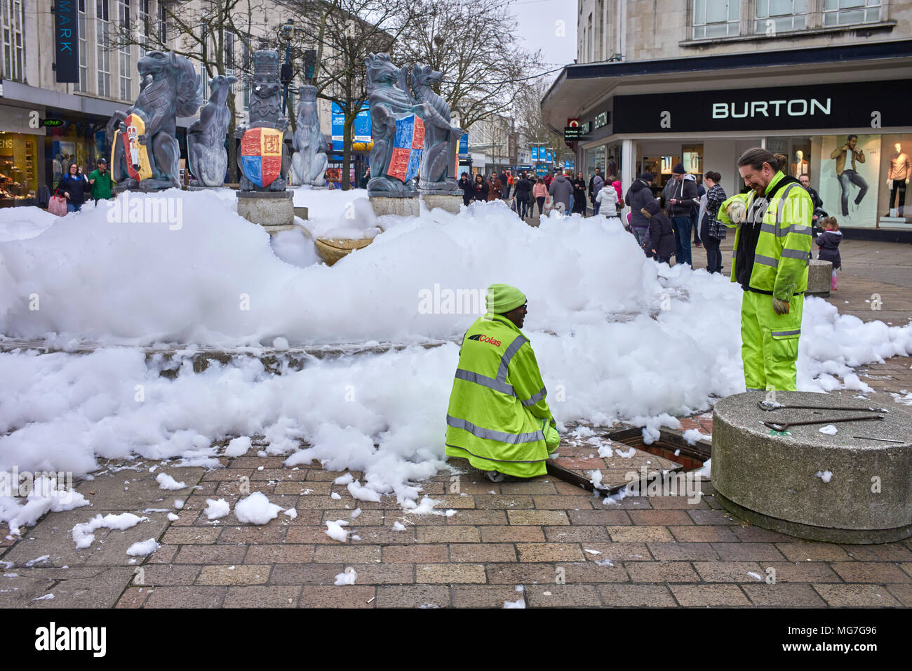 Rat Handwerker schalten Sie die Wasserversorgung der Brunnen in Commercial Road Portsmouth nach Bubble Mix in es gesetzt hatte. Stockfoto