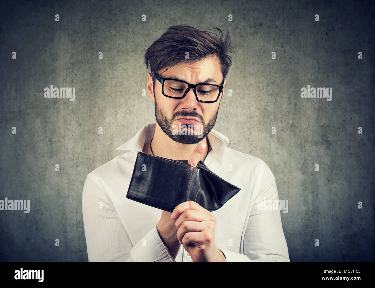 Bärtiger Kerl in Gläser brach, Löcher in der Mappe anstelle von Geld. Stockfoto