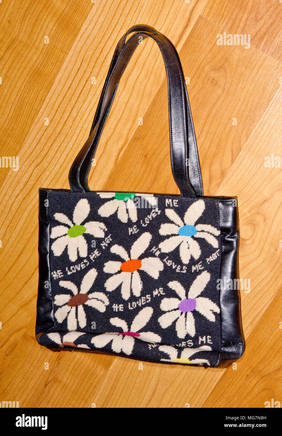 Tapisserie Handtasche von Anya Hindmarch, Walton Street, London Stockfoto