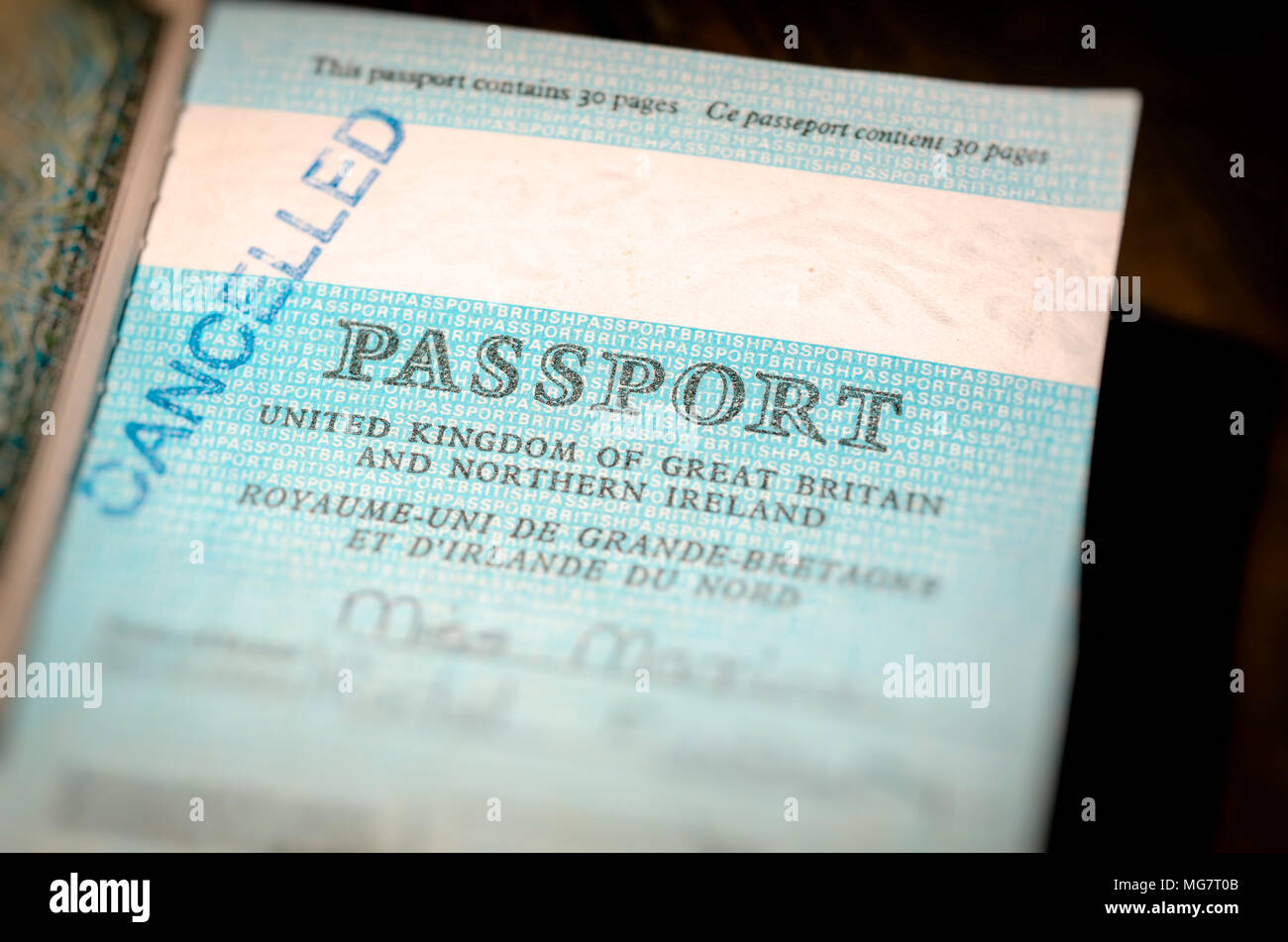 Abgelaufen britischen Paß mit blauer Abdeckung Stockfoto