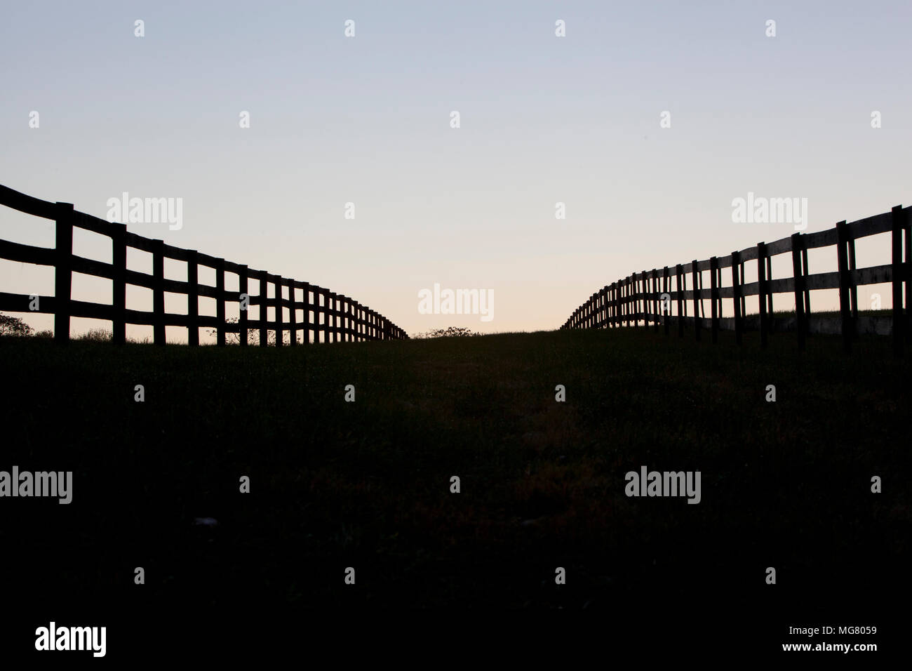 Holz- paddock Zaun bei Sonnenaufgang Stockfoto