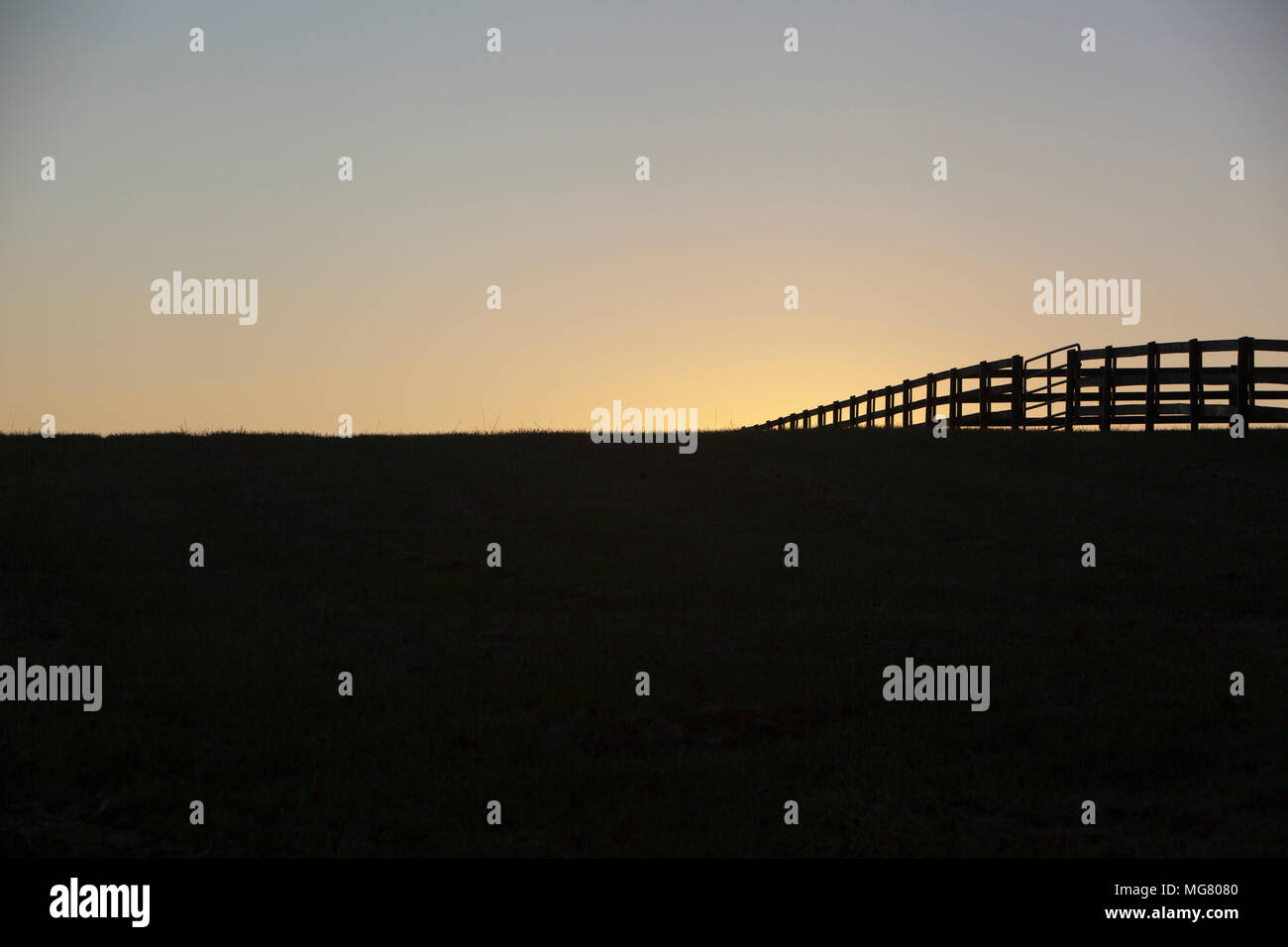 Holz- paddock Zaun bei Sonnenaufgang Stockfoto