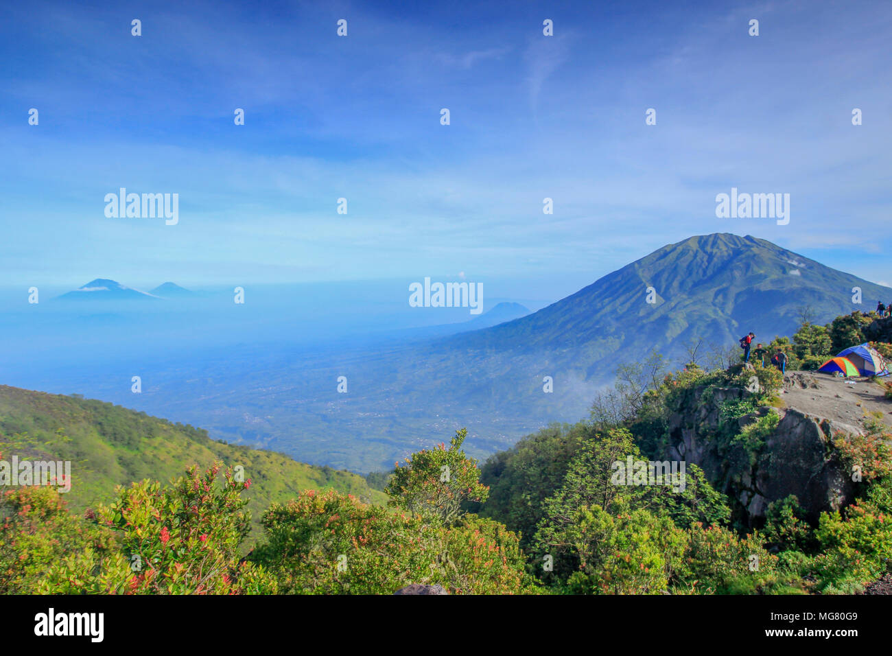 Mount Merbabu (Indonesisch: Gunung Merbabu) ist ein schlafendes Stratovulkan in Zentral-java Provinz auf der indonesischen Insel Java. Stockfoto