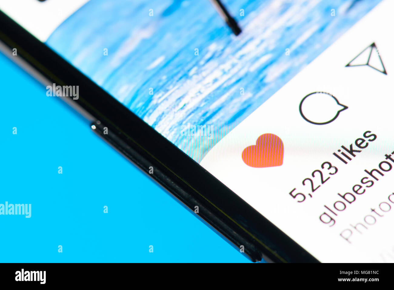 New York, USA - 27. April 2018: Reagieren auf Foto im instragram Post am Bildschirm des Smartphones Stockfoto