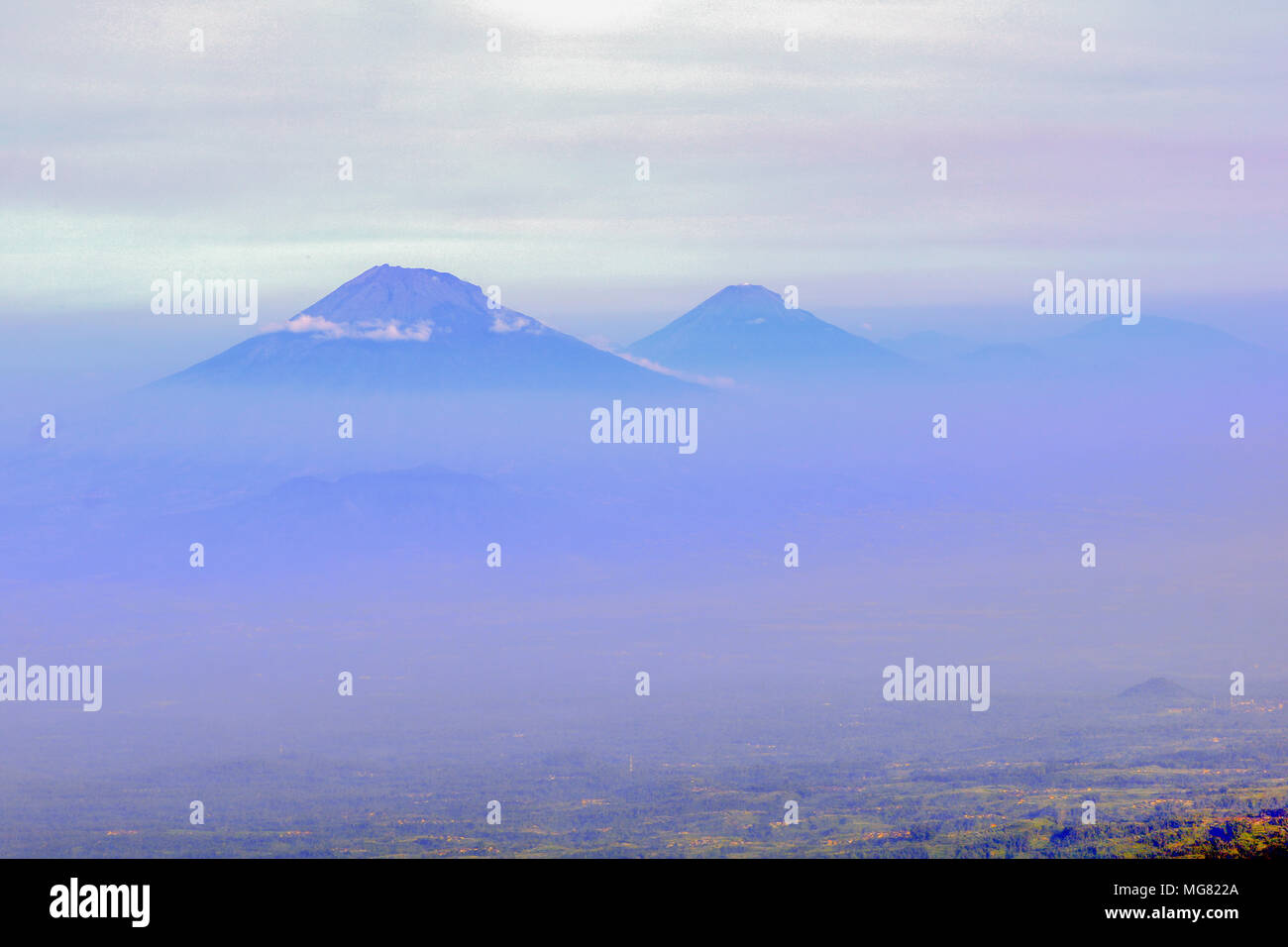 Mount Merbabu (Indonesisch: Gunung Merbabu) ist ein schlafendes Stratovulkan in Zentral-java Provinz auf der indonesischen Insel Java. Stockfoto