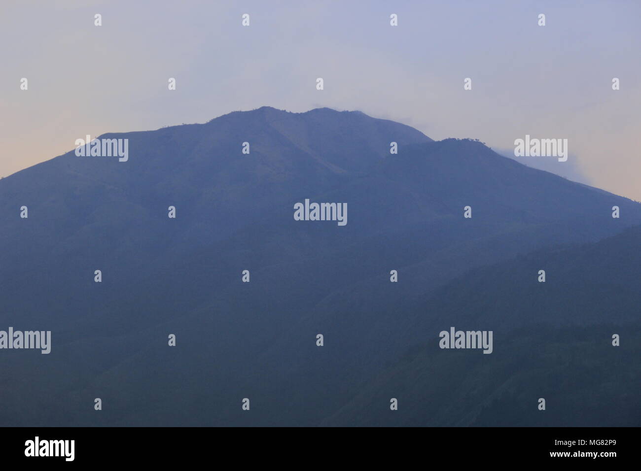 Mount Merbabu (Indonesisch: Gunung Merbabu) ist ein schlafendes Stratovulkan in Zentral-java Provinz auf der indonesischen Insel Java. Stockfoto