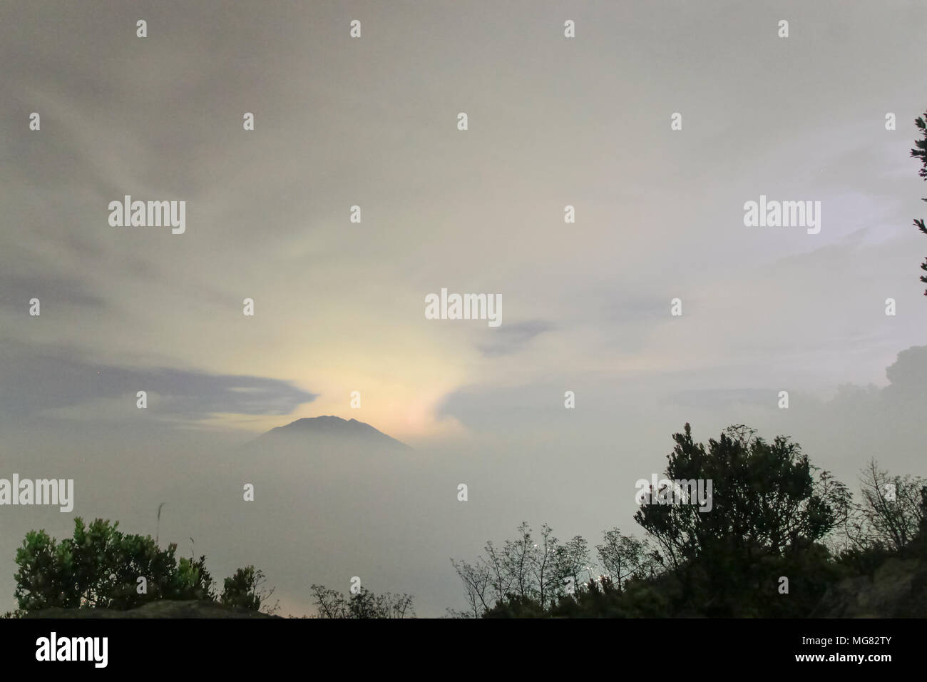 Mount Merbabu (Indonesisch: Gunung Merbabu) ist ein schlafendes Stratovulkan in Zentral-java Provinz auf der indonesischen Insel Java. Stockfoto