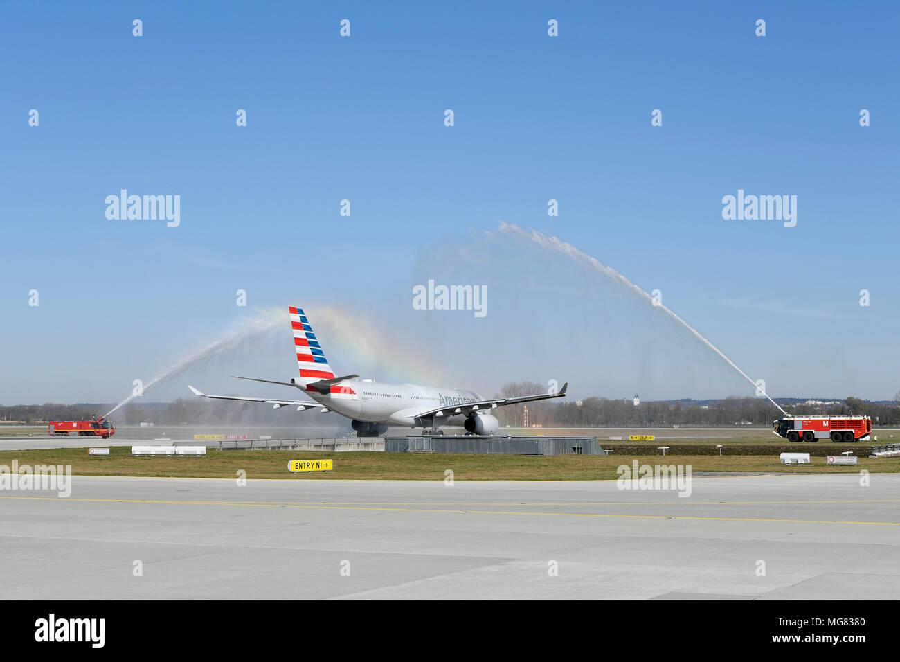 American Airlines, eine 330-243, 330, 200, Piloten verabschieden, im Ruhestand, Wassertaufe, Flugzeuge, Flugzeug, Flugzeug, Flughafen München, München, Deutschland, Stockfoto