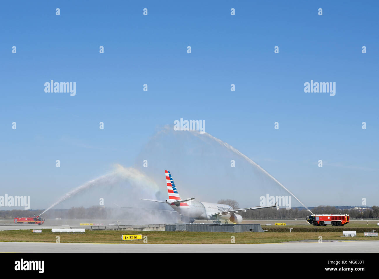 American Airlines, eine 330-243, 330, 200, Piloten verabschieden, im Ruhestand, Wassertaufe, Flugzeuge, Flugzeug, Flugzeug, Flughafen München, München, Deutschland, Stockfoto