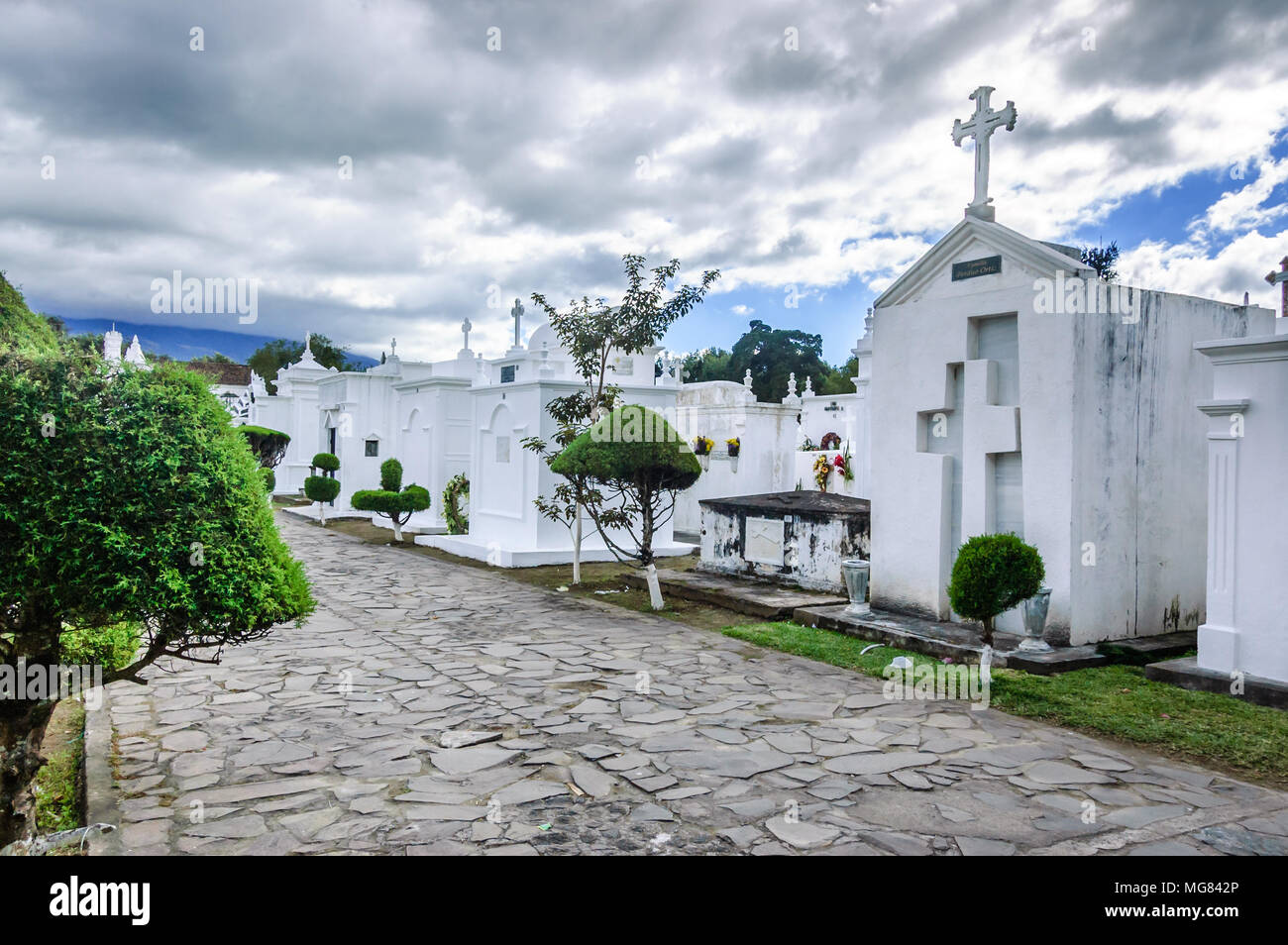 San Lazaro Friedhof, Antigua, Guatemala - November 2, 2014: Gräber am Allerseelentag im Friedhof von spanischen Kolonialstadt & UNESCO Weltkulturerbe Stockfoto