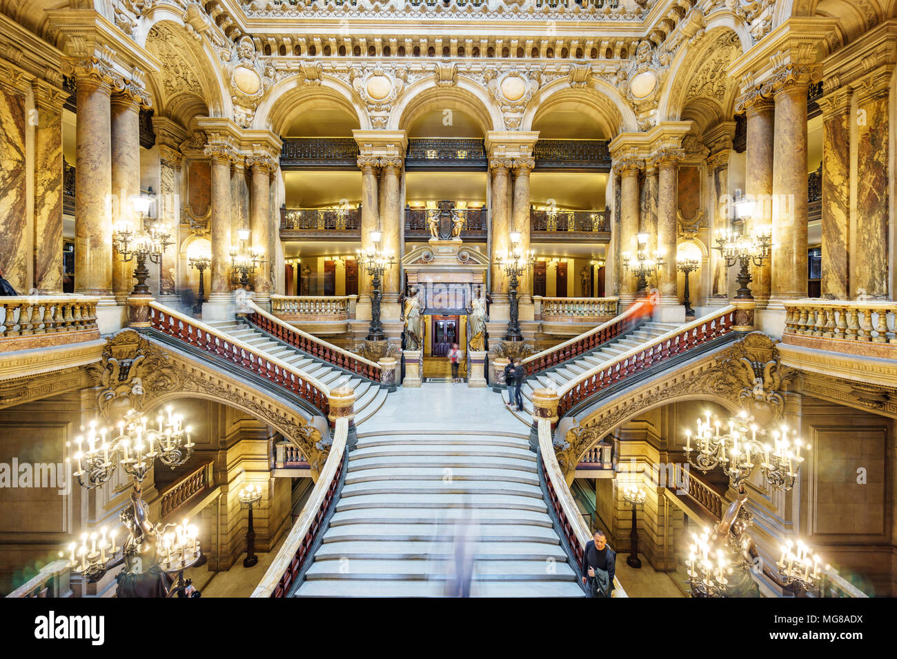 PARIS, Frankreich, 17. Mai: Nicht identifizierte Gruppe von Touristen besuchen das Innere der Opera de Paris mit Treppen, Palais Garnier, Es war von 1861 bis 1875 Am 17. Mai 2015 in Paris. Stockfoto