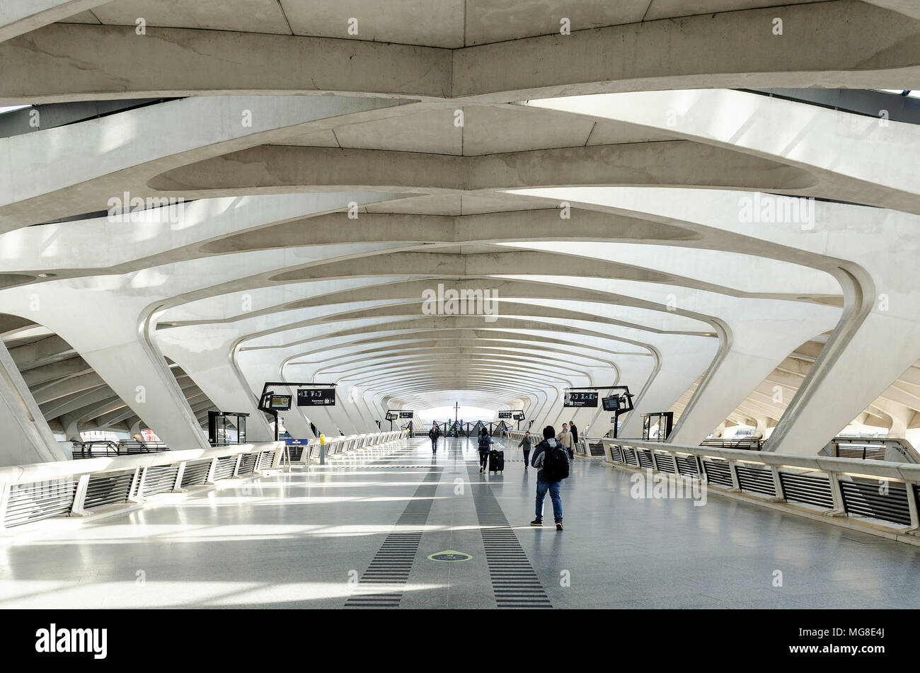 Berühmte Flughafen Lyon TGV-Bahnhof moderne Architektur Innenraum Sehenswürdigkeit in Frankreich Stockfoto