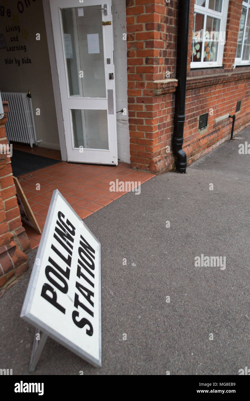 Reading, Großbritannien - 7. Mai 2015: ein Wahllokal am Wahltag in England und dem Vereinigten Königreich. Stockfoto