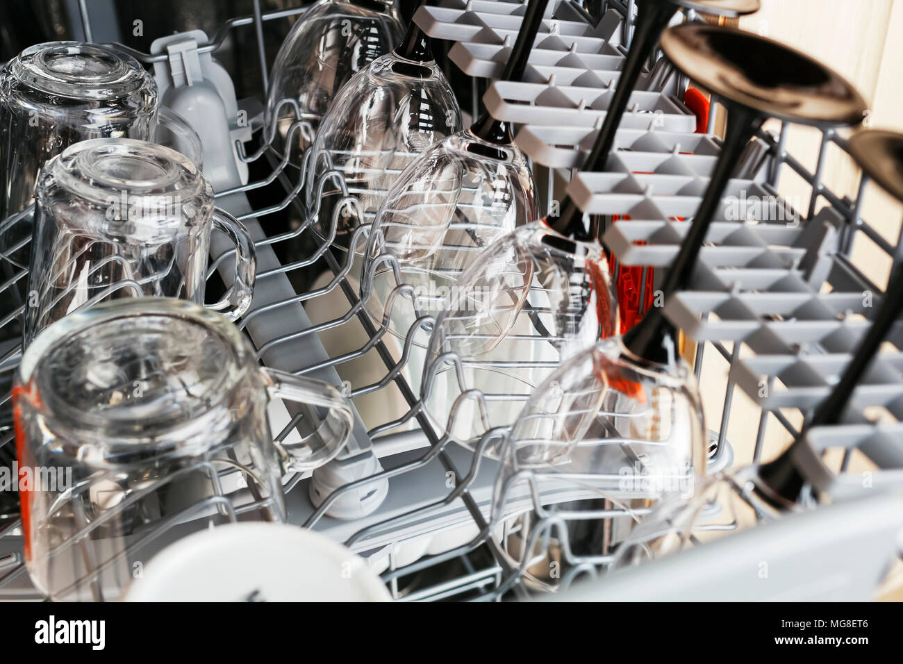 Sauberes Glas Tassen und Gläser nach der Reinigung in der Spülmaschine. Spülmaschine inside, close-up Stockfoto