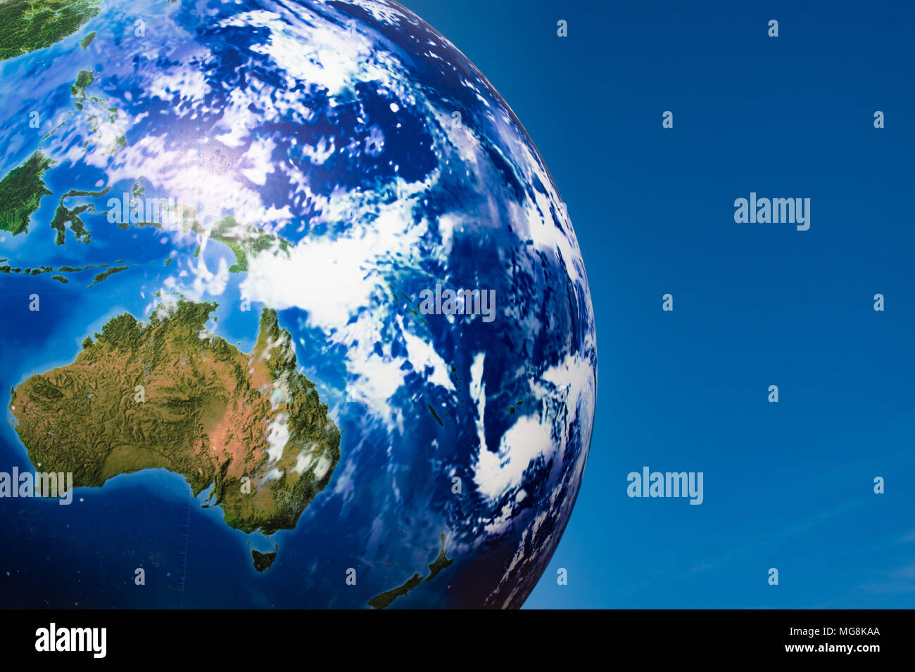 Earth Globus Abschnitt Australien Ozean und der südlichen Hemisphäre planet Kugel über blauen Himmel Platz kopieren Stockfoto