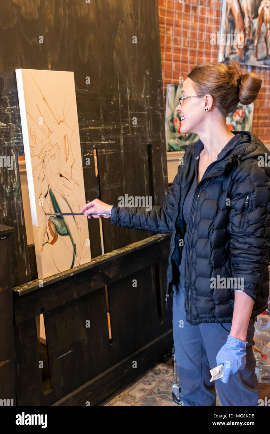 Bildende Künstlerin Katie Maher erstellen ein Ölgemälde in Ihrer Galerie; Salida, Colorado, USA Stockfoto