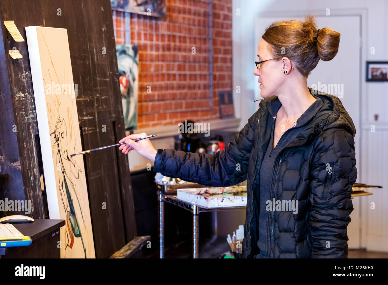 Bildende Künstlerin Katie Maher erstellen ein Ölgemälde in Ihrer Galerie; Salida, Colorado, USA Stockfoto