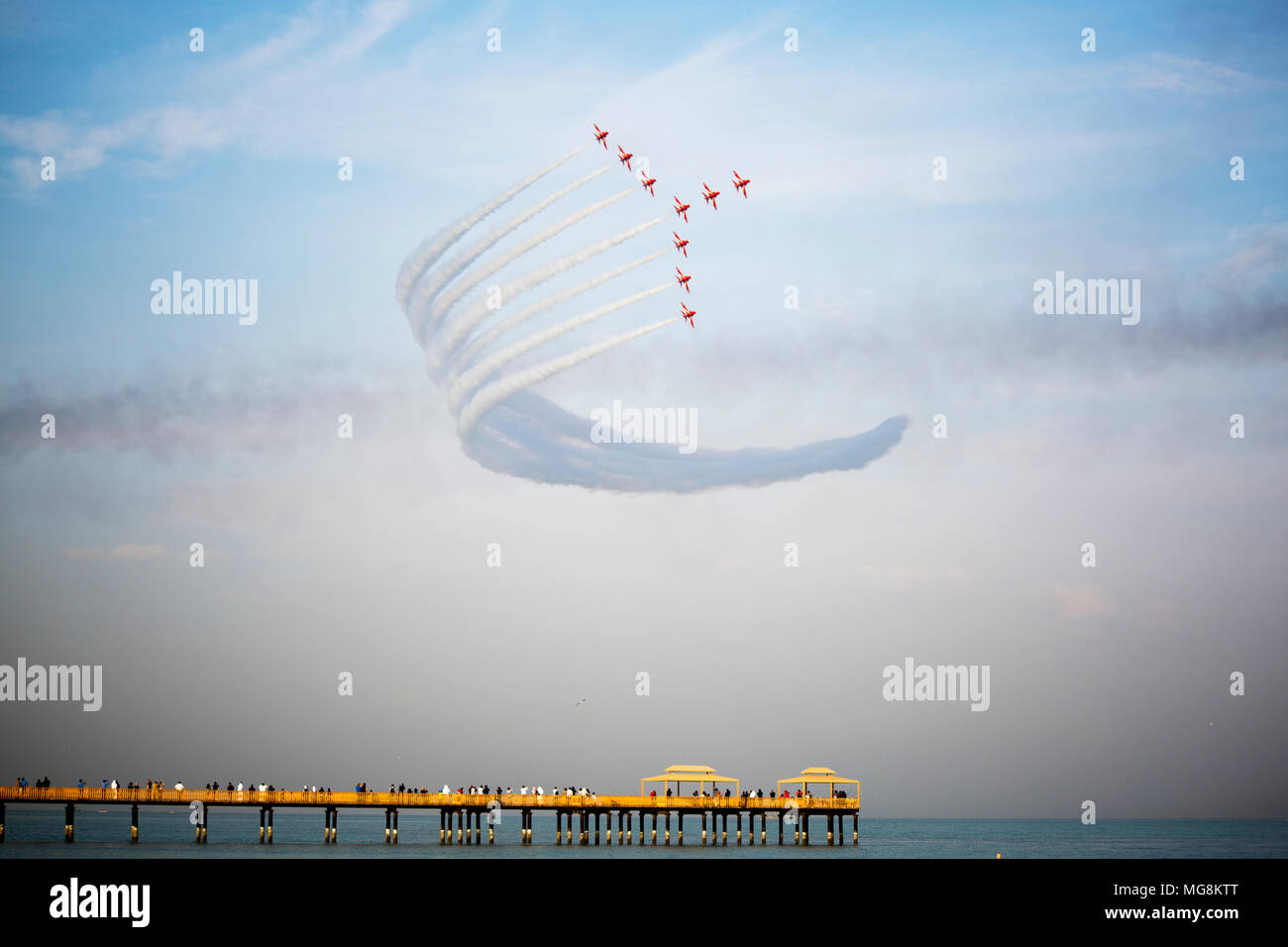 Das Britische Rote Pfeile Jets fliegen über einem Pier in Kuwait, Persischer Golf Stockfoto