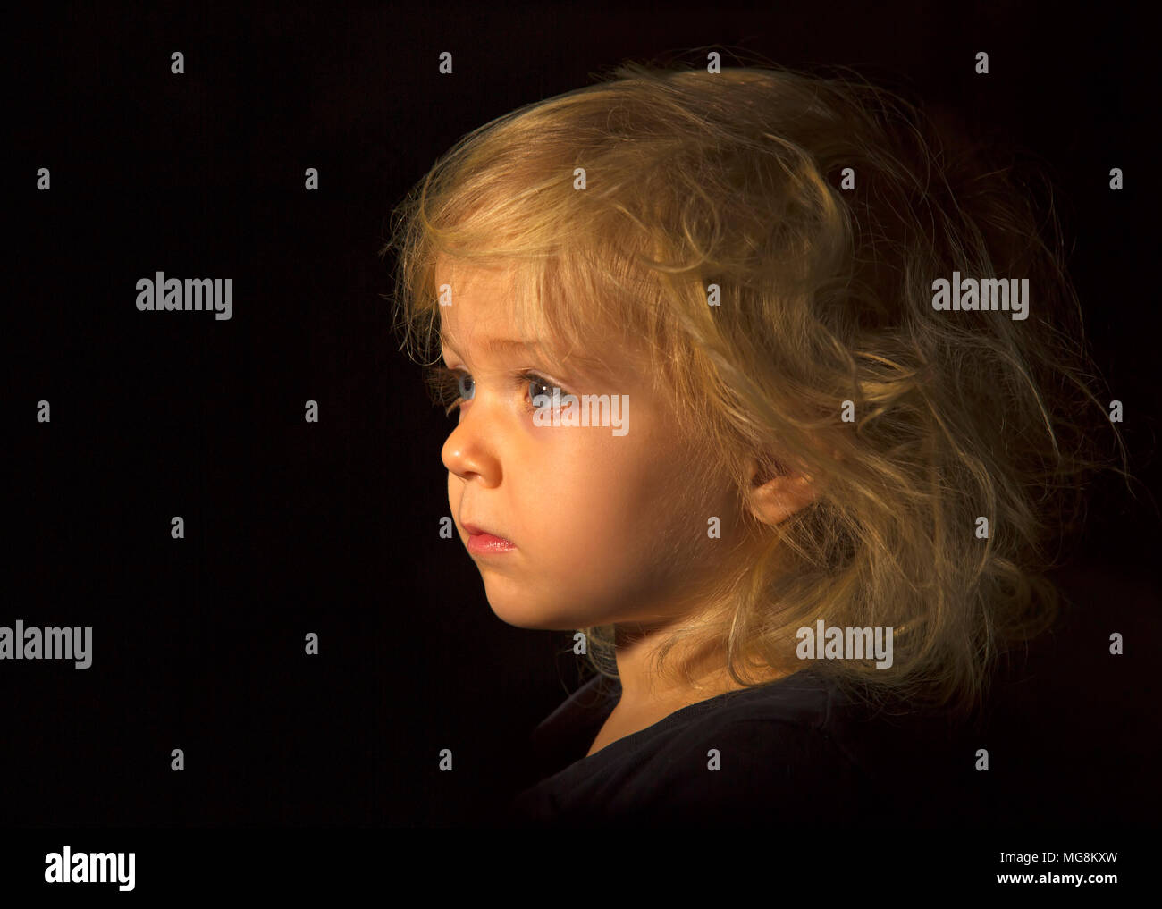 Eine Low Key studio Kind Portrait einer schönen jungen Mädchen Stockfoto