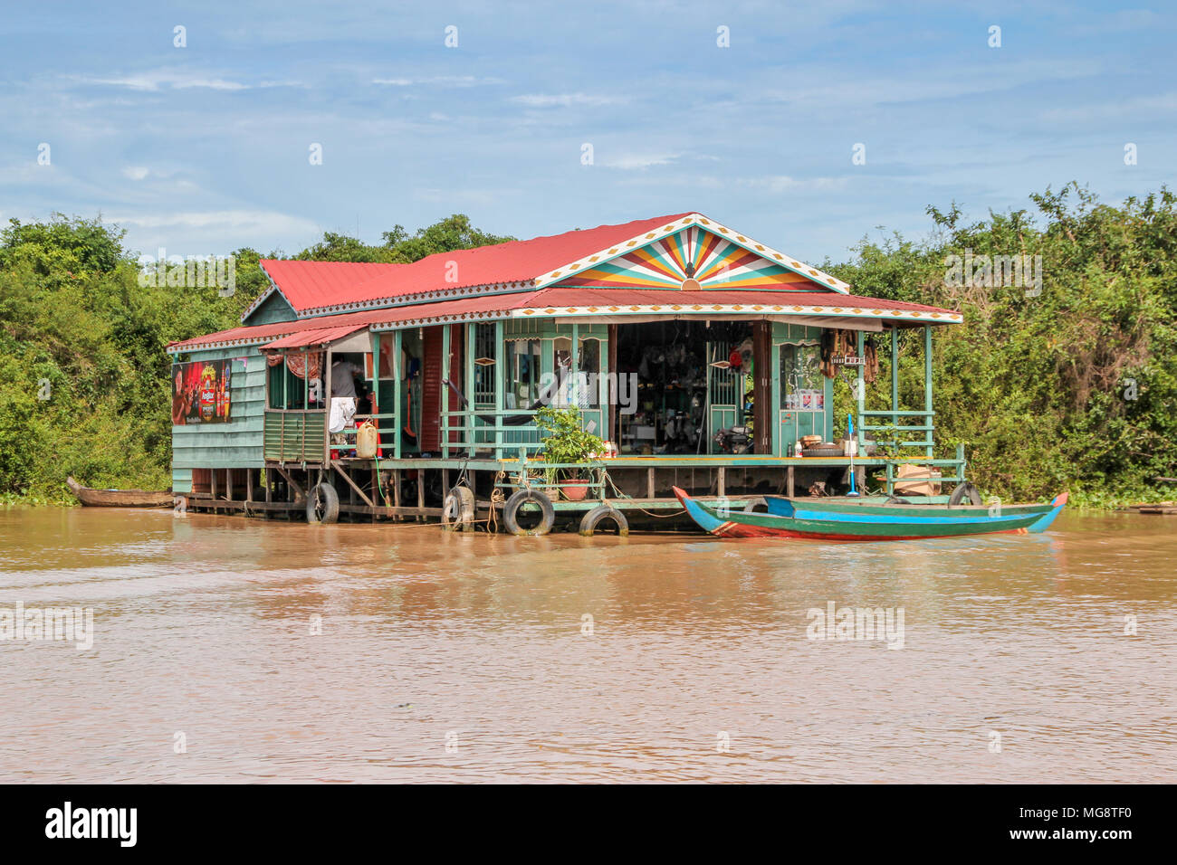 Einfache leben Einkaufen bei lokalen Shop auf dem Großen See Tonle Sap in Kambodscha Stockfoto