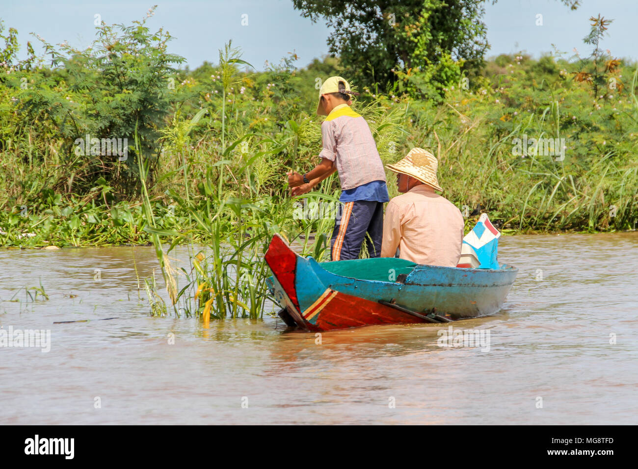 Vater und Sohn Angeln im Süßwasser Tonle Sap (Großer See) in Kambodscha von dort Boot Stockfoto