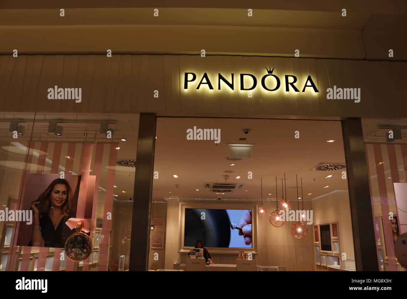 Pandora schmuckladen deutschland -Fotos und -Bildmaterial in hoher  Auflösung – Alamy