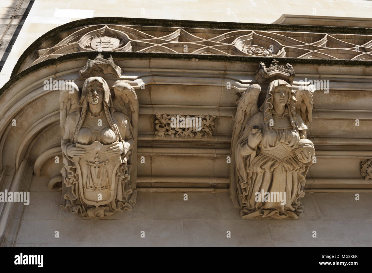 Skulpturen auf der Außenwand des Obersten Gerichts, Gebäude, London, England, Vereinigtes Königreich Stockfoto