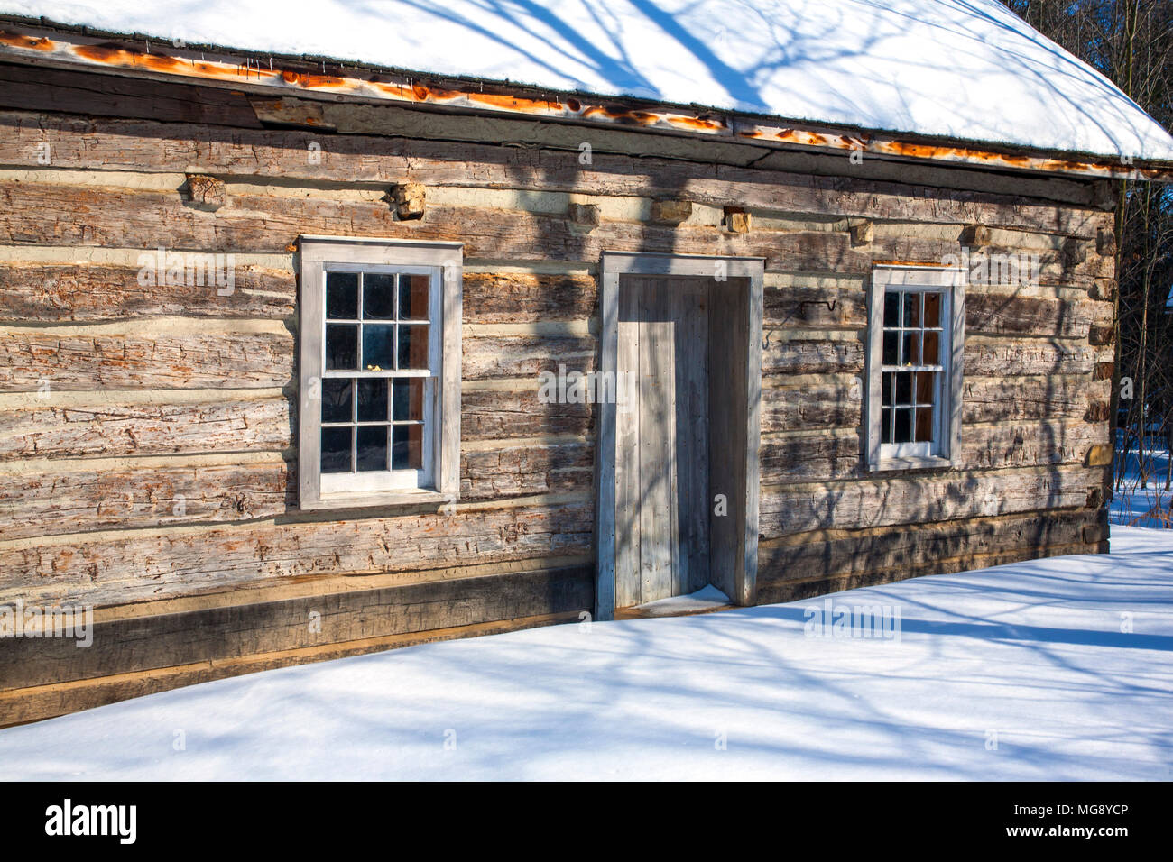 Blockhaus im Winter von Ontario, Kanada. Stockfoto