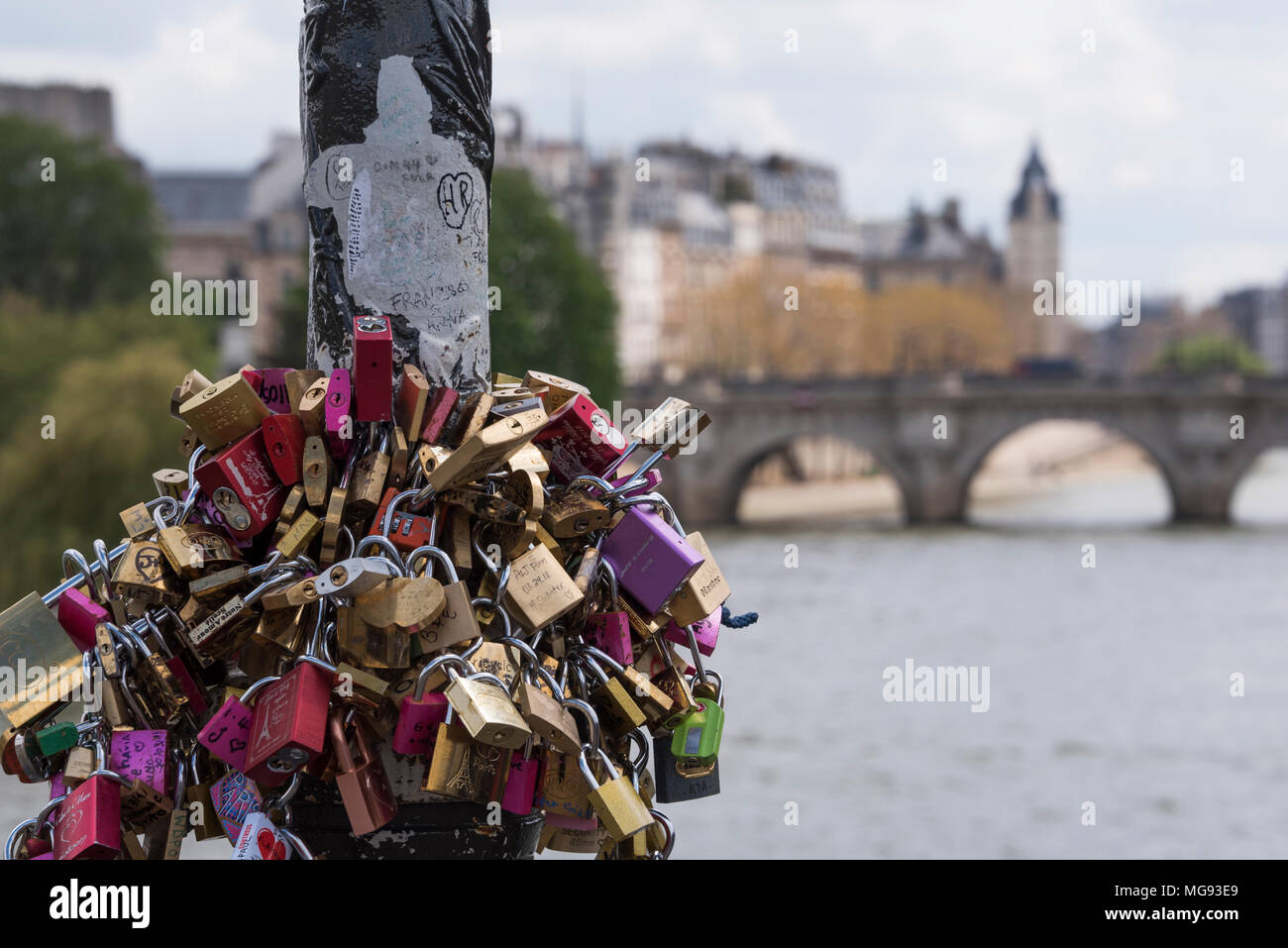 Liebhaber' Vorhängeschlösser auf der Pont des Arts, Paris, Frankreich Stockfoto