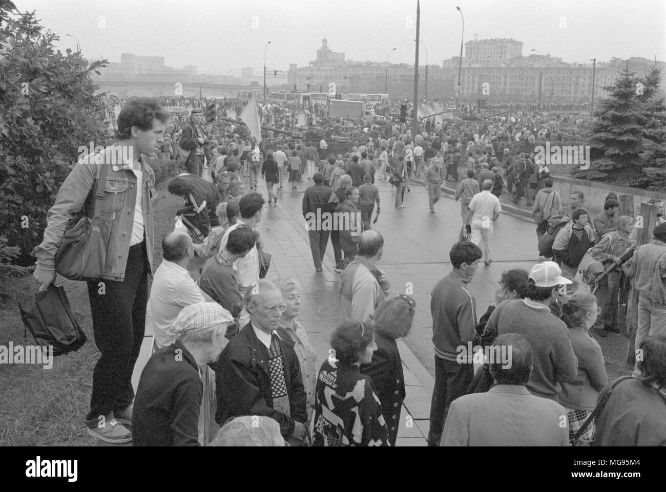 Moskau, UDSSR - 22. August 1991: die Menschen in der Nähe des Weißen Hauses während der Tage der Coup d'Etat. Stockfoto