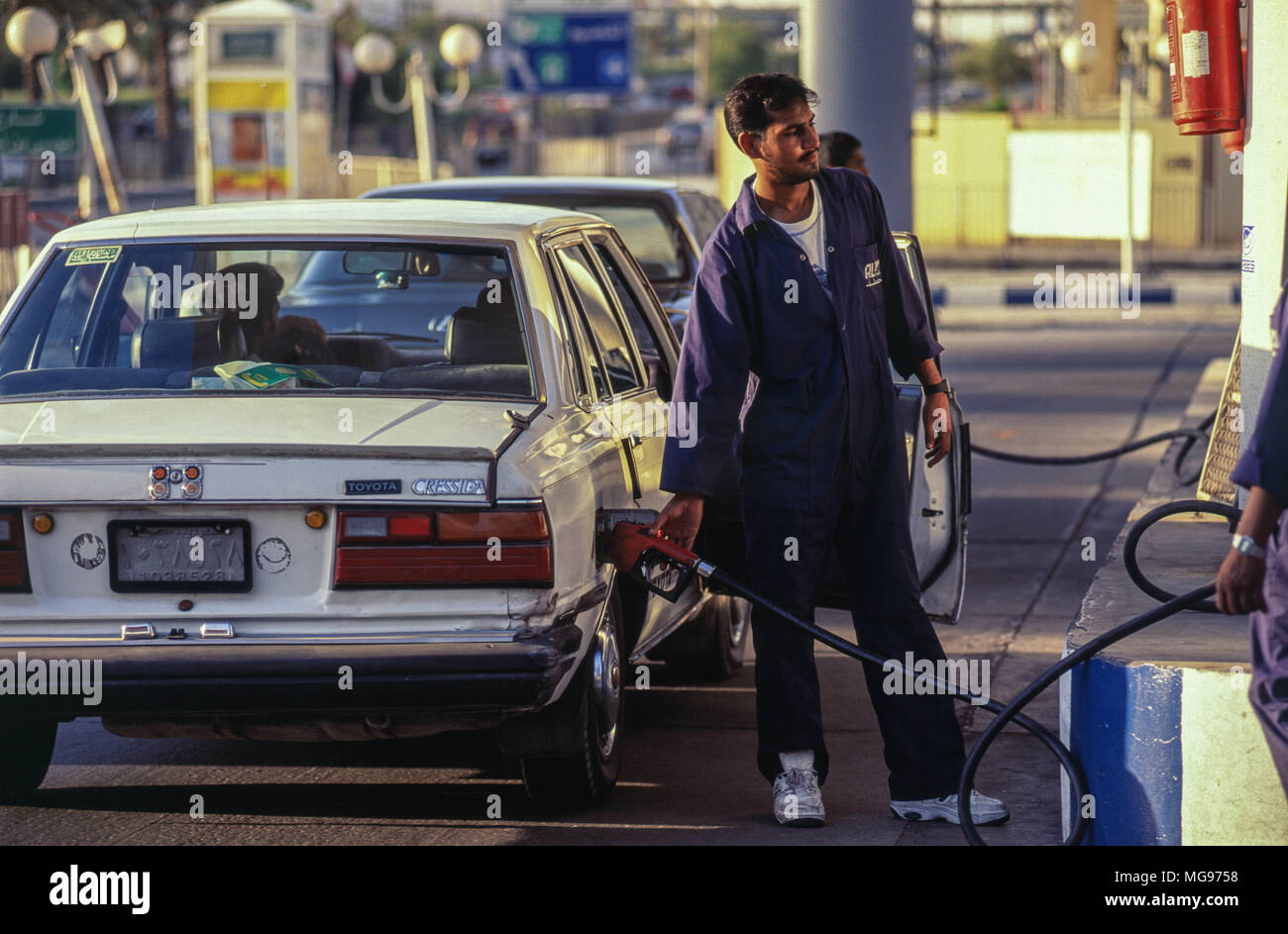 Füllgas an der Tankstelle in den 90er Jahren in Riad, Saudi-Arabien Stockfoto