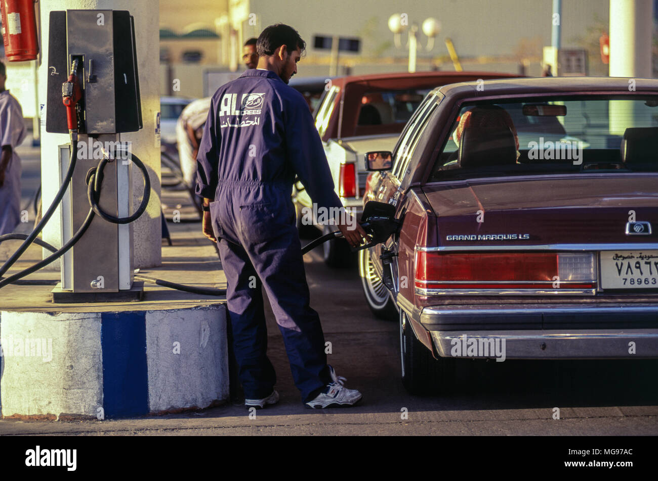 Füllgas an der Tankstelle in den 90er Jahren in Riad, Saudi-Arabien Stockfoto