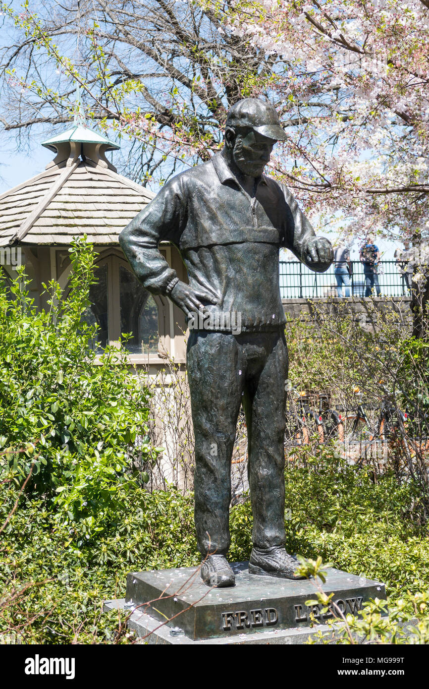 Eine Statue von Fred Lebow, dem Gründer des New York Marathon, befindet sich in der Nähe des Engineers' Gate im Central Park, NYC, USA Stockfoto