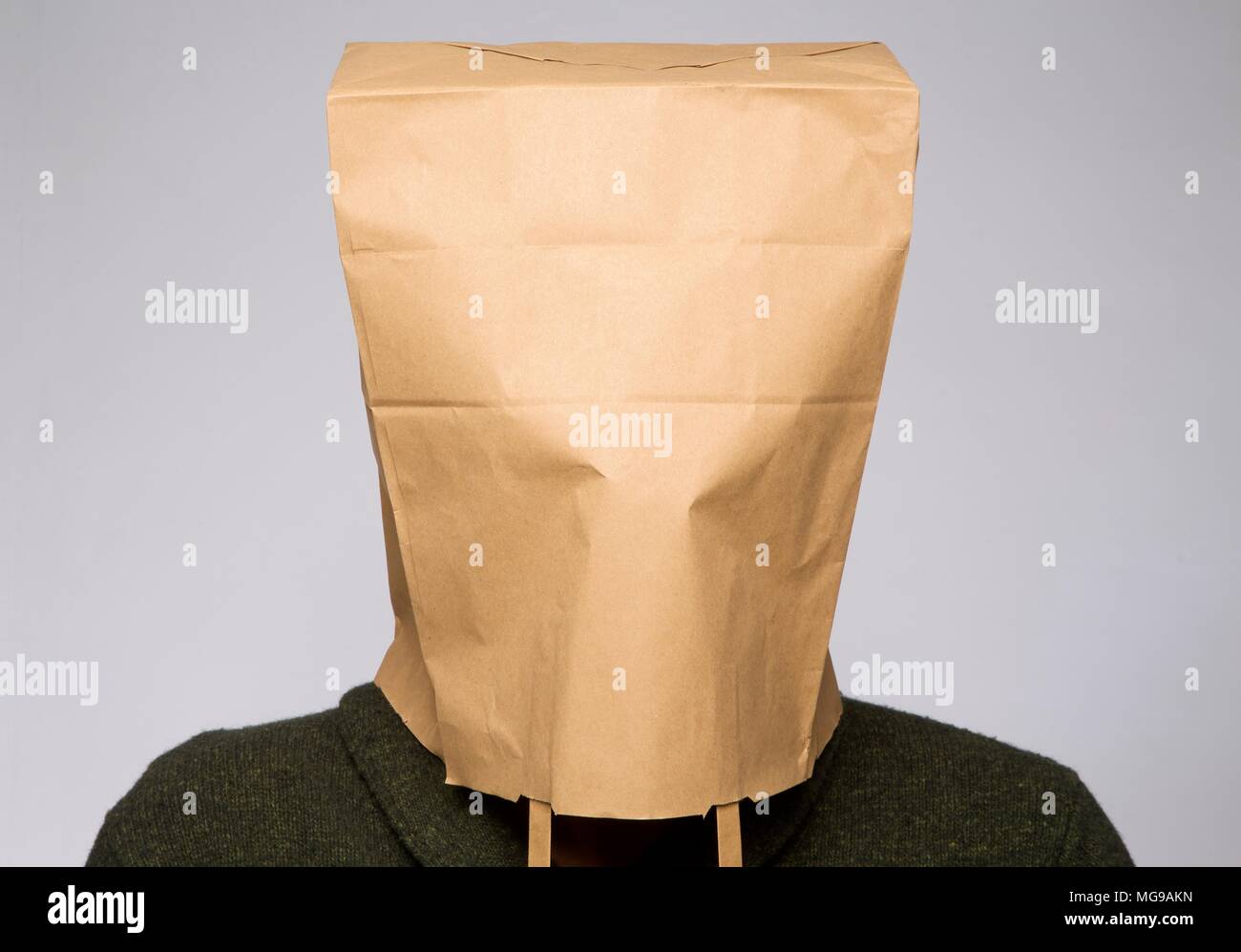 Person mit braunen Papiertüte auf dem Kopf. Stockfoto