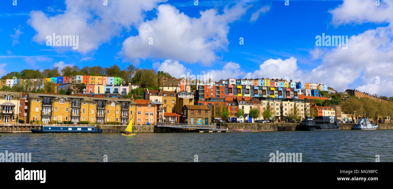 Blick über den Fluss Avon flauschige Wolken über bunte Häuser von Bristol (UK). Stockfoto