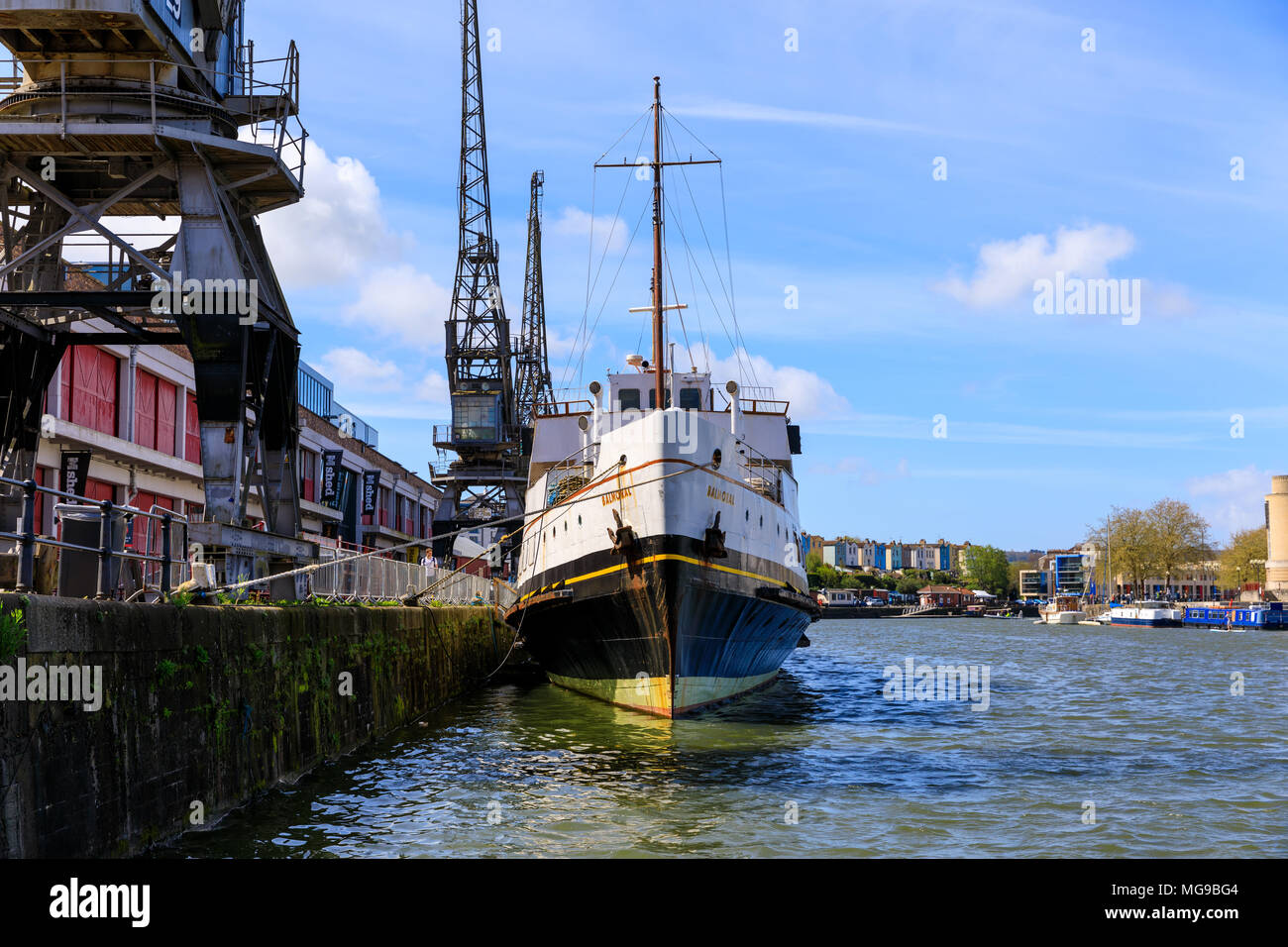 Schiff (Balmoral Vergnügen Cruiser) neben der historischen Krane in Bristol, die sich auf der unverankerten Hafen. Stockfoto
