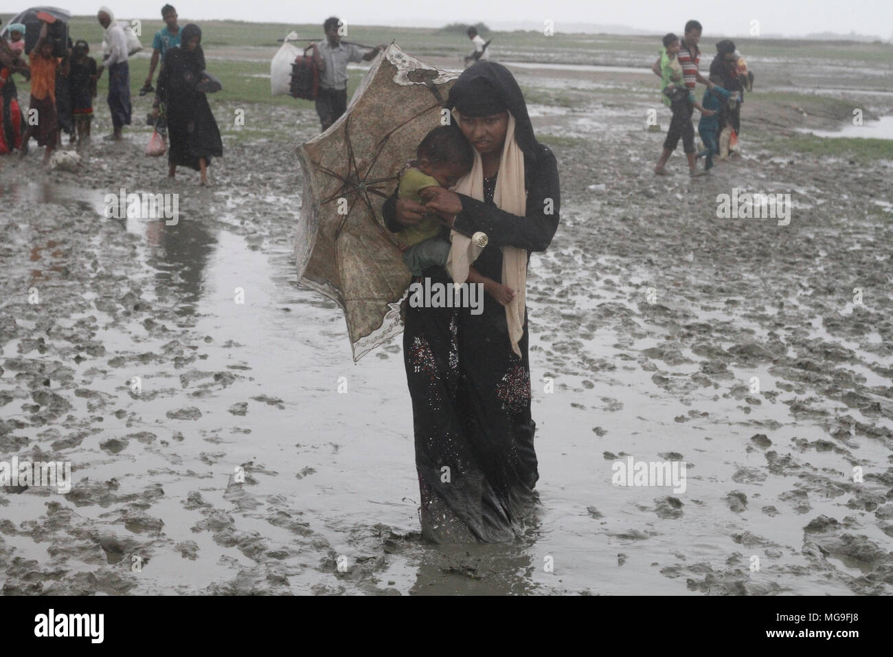 Bangladesch: Rohingya Flüchtlingen, die militärische Operation in Myanmars Rakhine, Bangladesch Gebiet Zuflucht in Cox's Bazar, Bangladesch am 28. September 2017 zu übernehmen. Über eine halbe Million Rohingya Flüchtlinge aus Myanmar Rakhine, Kreuze in Bangladesch seit dem 25. August 2017 nach Angaben der Vereinten Nationen. Der Myanmar militärische Kampagne gegen die Rohingyas begann nach dem Angriff auf mehrere Polizei Beiträge in Rakhine. © REHMAN Asad/Alamy Stock Foto Stockfoto