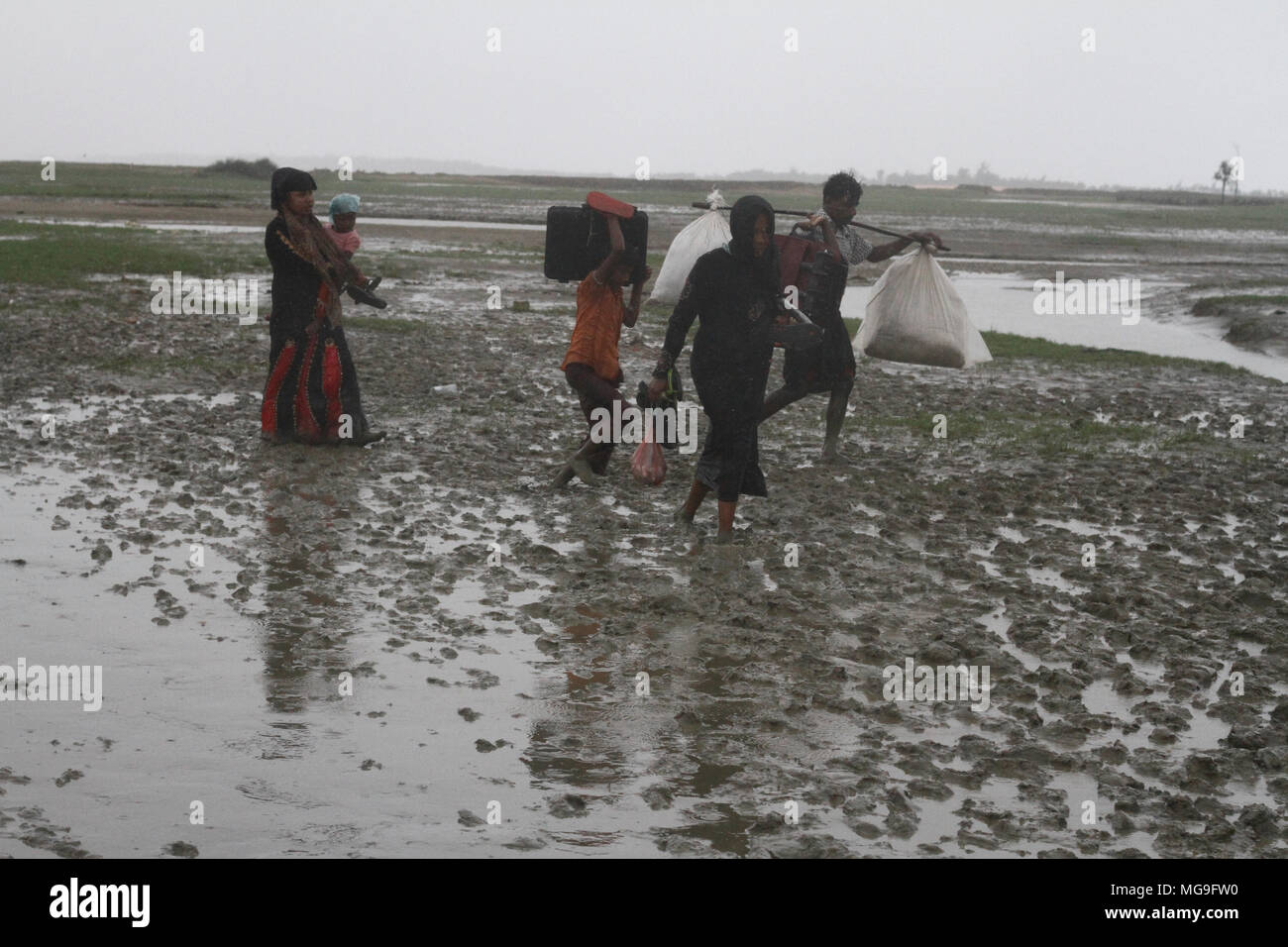 Bangladesch: Rohingya Flüchtlingen, die militärische Operation in Myanmars Rakhine, Bangladesch Gebiet Zuflucht in Cox's Bazar, Bangladesch am 28. September 2017 zu übernehmen. Über eine halbe Million Rohingya Flüchtlinge aus Myanmar Rakhine, Kreuze in Bangladesch seit dem 25. August 2017 nach Angaben der Vereinten Nationen. Der Myanmar militärische Kampagne gegen die Rohingyas begann nach dem Angriff auf mehrere Polizei Beiträge in Rakhine. © REHMAN Asad/Alamy Stock Foto Stockfoto