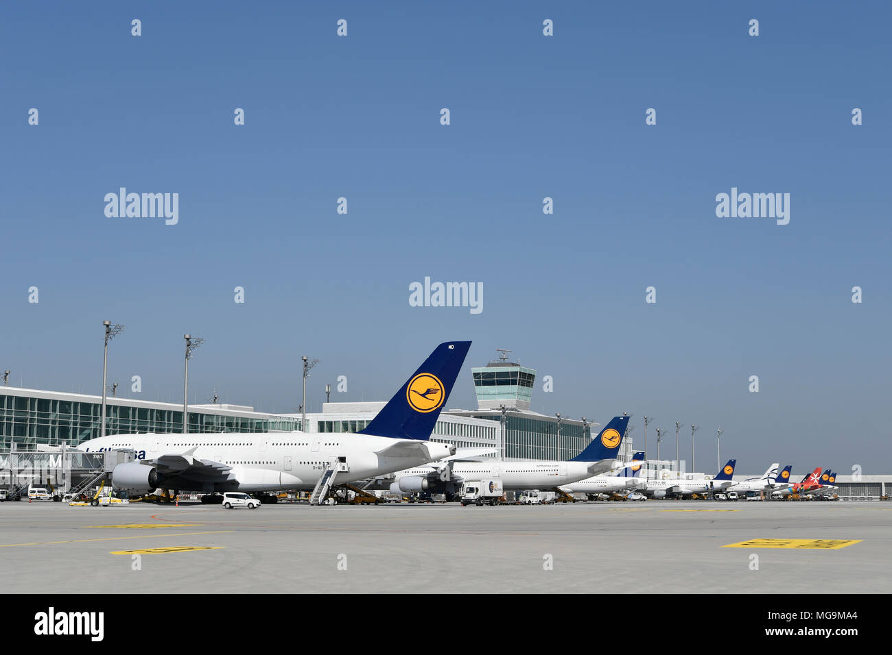 Übersicht, Aussicht, Terminal 2, Satellit, Lufthansa, Line Up, Übersicht, Flugzeuge, Flugzeug, Flugzeug, Flughafen München, München, Deutschland, Stockfoto